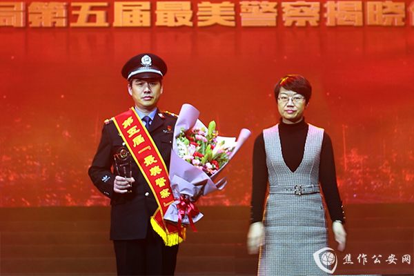 团市委书记李明霖为最美警察获得者秦玉君颁奖